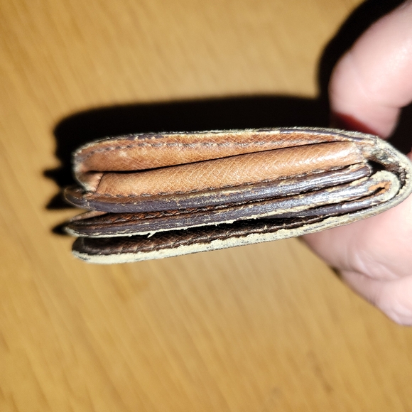 Louis Vuitton Vintage Monogram Round Coin Pouch - Picture 5 of 11